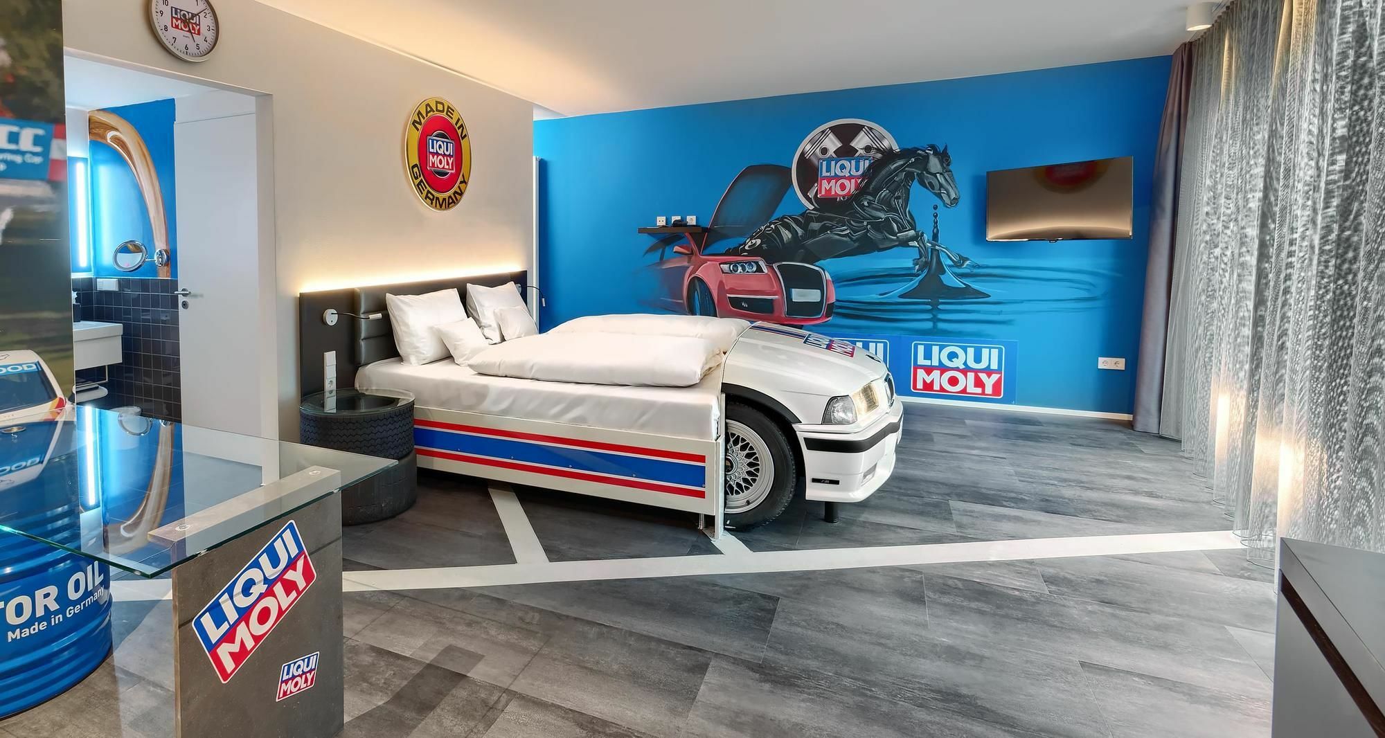 V8 Hotel Motorworld Region Stuttgart Böblingen Exterior foto